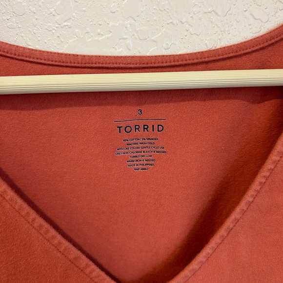 Torrid Sleeveless V-neck in Size 3 - Picture 2 of 4